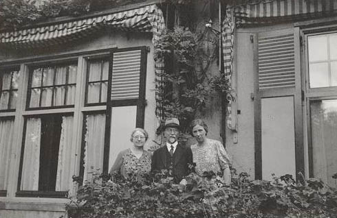Opa en Oma Leibbrandt en Tante Zus.jpg